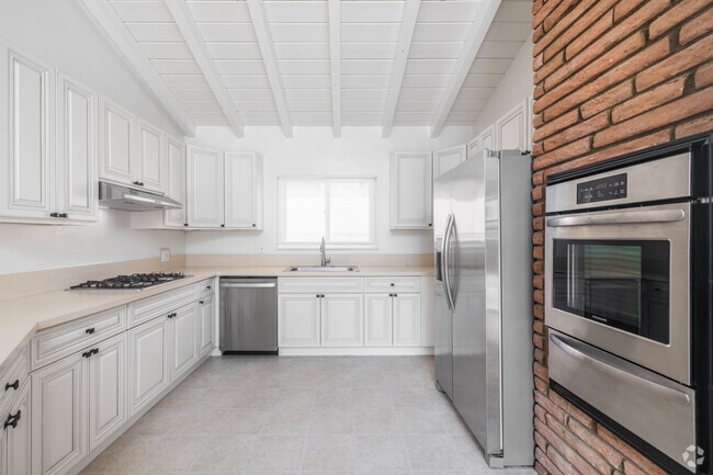 3BR, 2BA - 1,650SF - Kitchen - 4104 Via Largavista