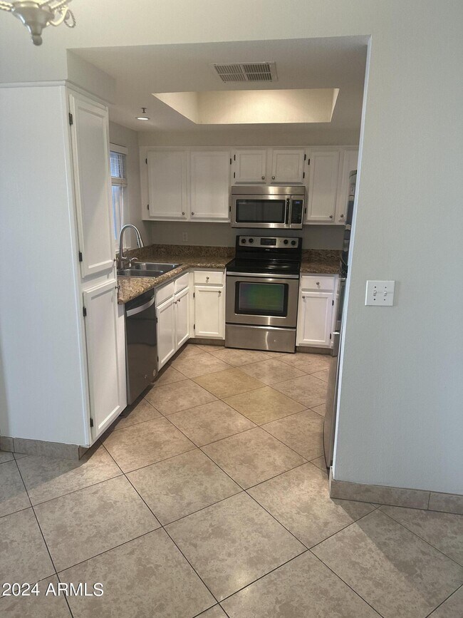 Foto del edificio - 9451 E Becker Ln