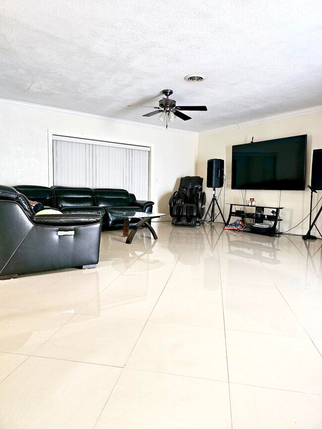Foto del edificio - 6410 Kimberly Blvd