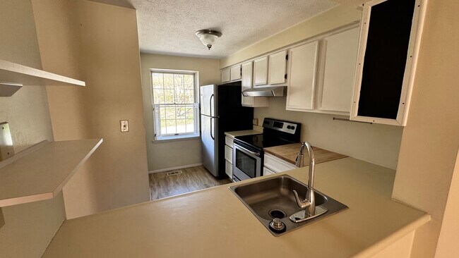 Foto del edificio - 338 Quail Run Rd