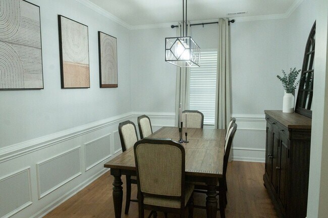 Building Photo - Spacious 4BR House in Burlington