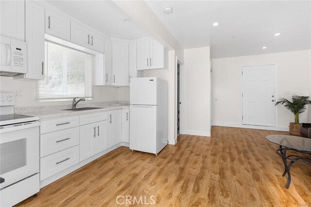 Foto del edificio - 8829 Sylmar Ave