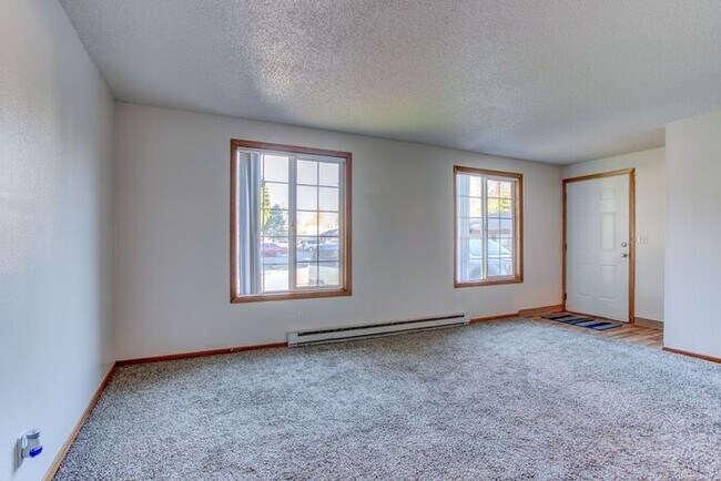 Foto del edificio - 3 bedroom 2 bath townhouse downtown Hillsboro!