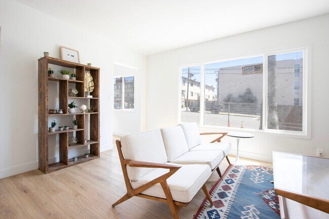 Building Photo - 4019 Oakwood Ave