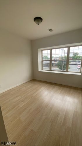 Foto del edificio - 1228 E St Georges Ave