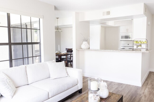 Foto del edificio - All that you could ever need or want is just at your fingertips!