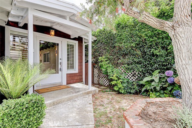 Building Photo - 1404 N Poinsettia Ave