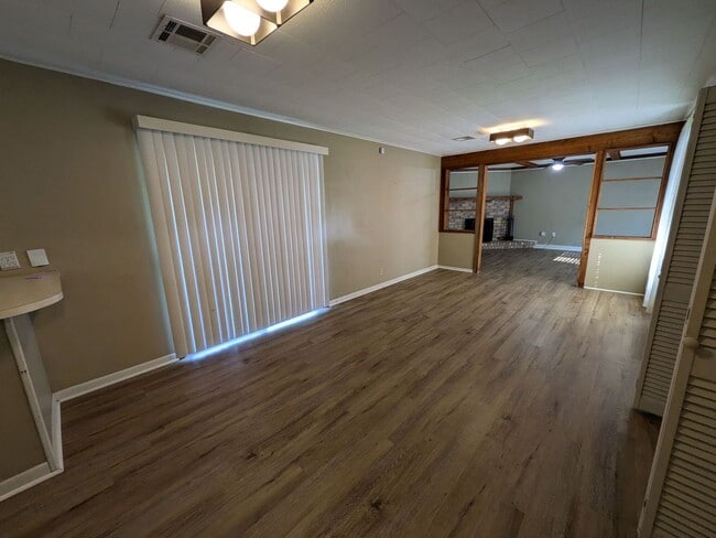 Foto del edificio - 660 Enfield Ln