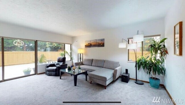 10ft vaulted ceilings - 5801 Phinney Ave N