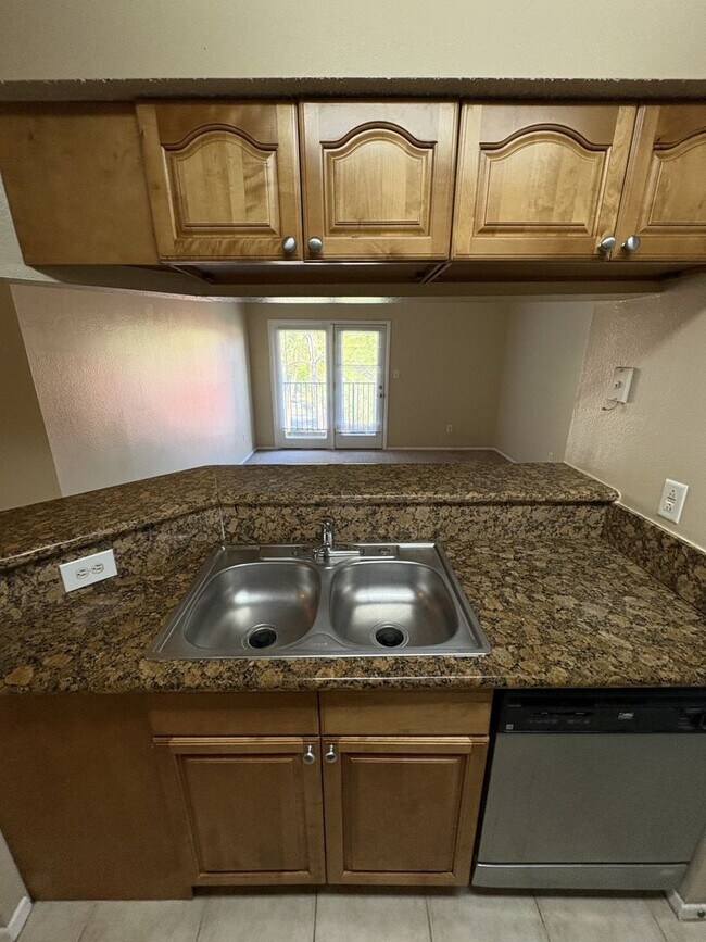 Building Photo - Spacious 1 bedroom/1 bathroom condo at Oasis at Pearl Lake