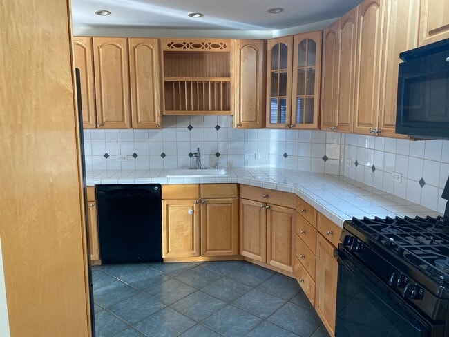 Building Photo - Light Filled 2Br/1Ba Charming Miraloma Hom...