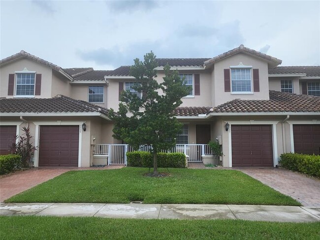 Building Photo - 3331 Lakeside Dr