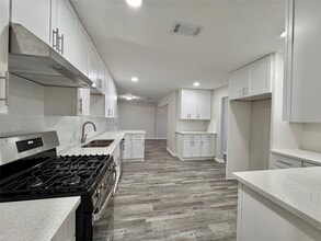 Building Photo - 5115 Hialeah Dr