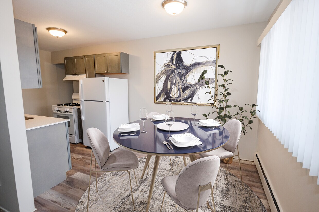 Hiawatha Court Apartments in Hopkins, MN