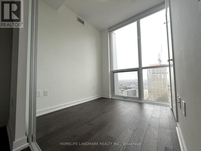 Photo du bâtiment - 1 Yorkville Ave