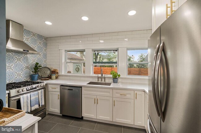 Foto del edificio - 6608 Cornell Dr