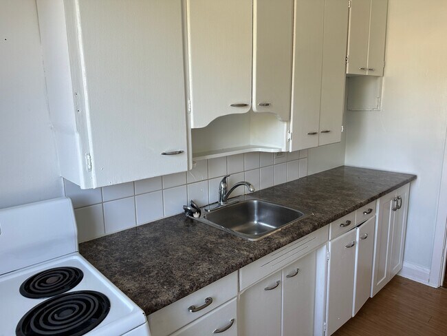 Photo du bâtiment - BRIGHT AND SPACIOUS 2-BEDROOM APARTMENT FO...