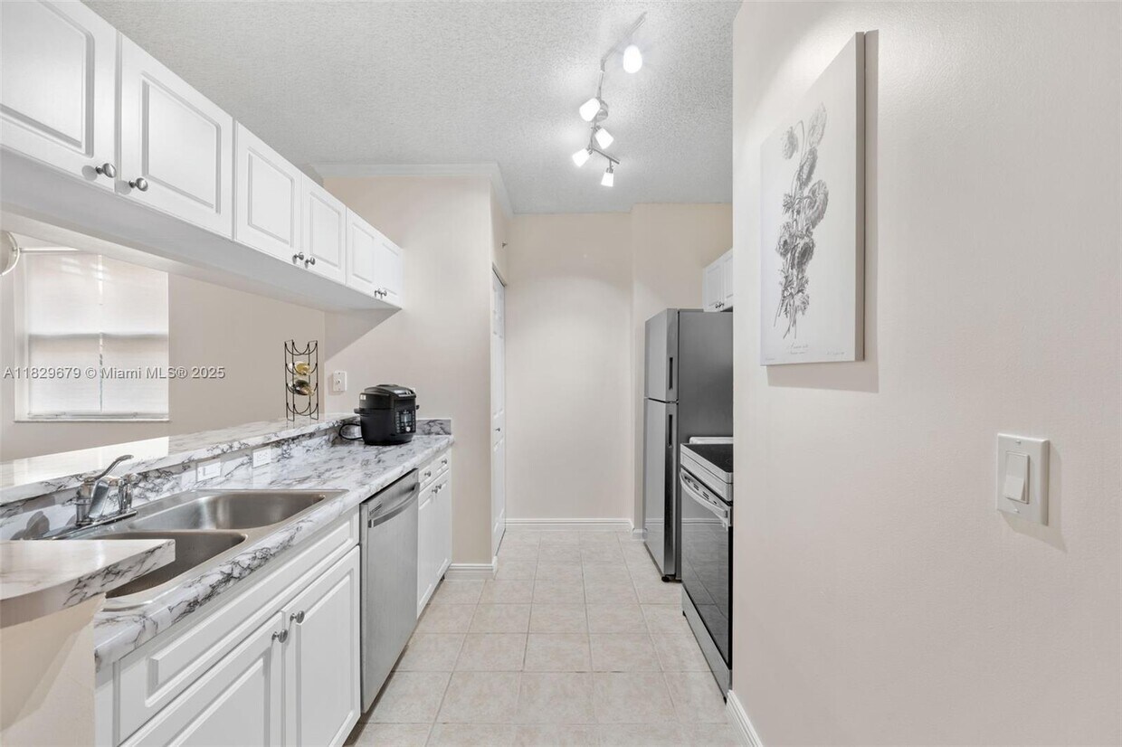 Foto principal - 17145 N Bay Rd