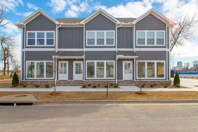 Building Photo - 1 Bed 1 Bath Luxury Energy Efficient Townhome -  Rockwater Village