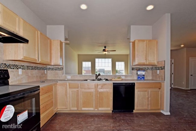 Building Photo - 700 Finch Dr