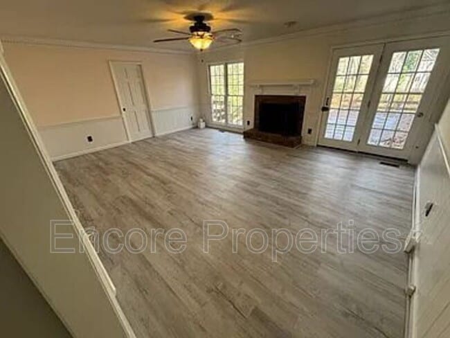 Foto del edificio - 2102 Oakcrest Ct