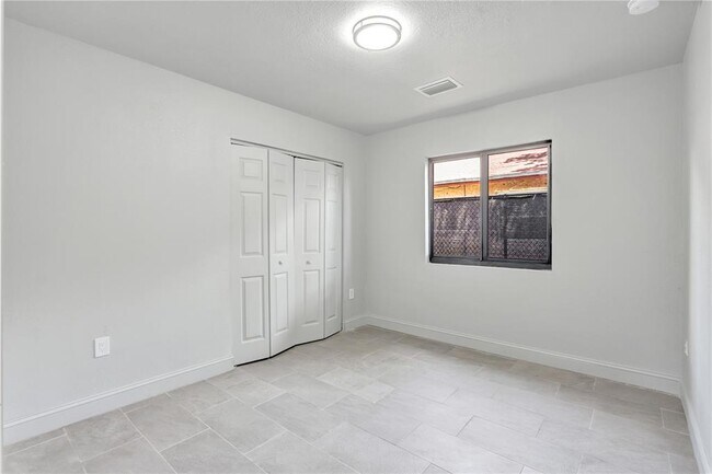 Foto del edificio - 861 NW 6th Ave