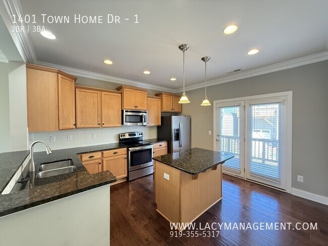 Building Photo - 1401 Town Home Dr