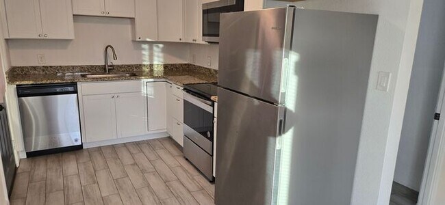 Foto del edificio - Newly Remodeled 2 Bedroom 1 Bath Condo