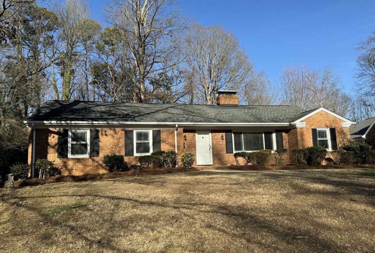 NW Updated Brick Ranch, LR, Den, Sunroom, House Rental in