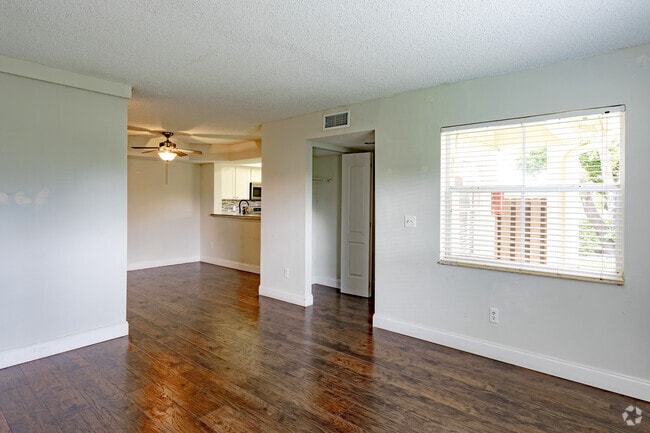 2BR, 2BA - 1,250SF - Living Room - Mission Lakes