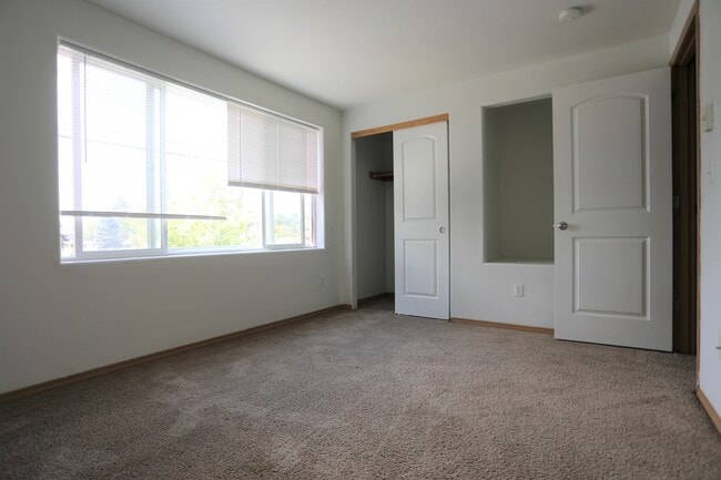 Building Photo - 612 SE 119th Ave