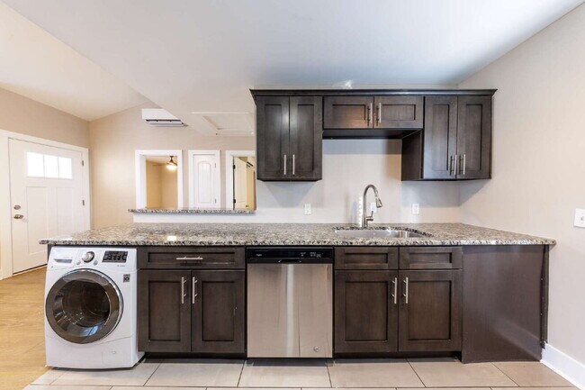 Foto del edificio - Renovated 2 Bed in Elizabeth Park for Lease!