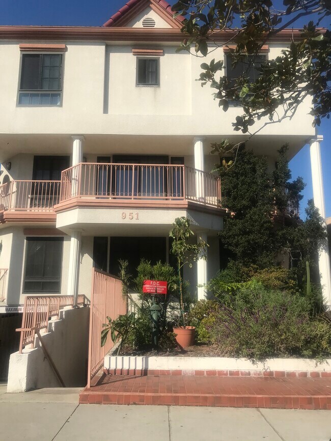 Front of Building - 951 Main St