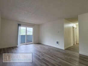 Building Photo - 17140 SW Heritage Ct