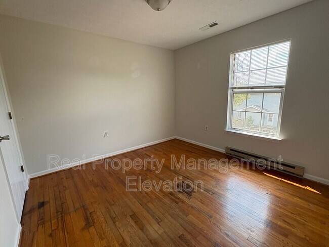 Foto del edificio - 145 Little River Dr
