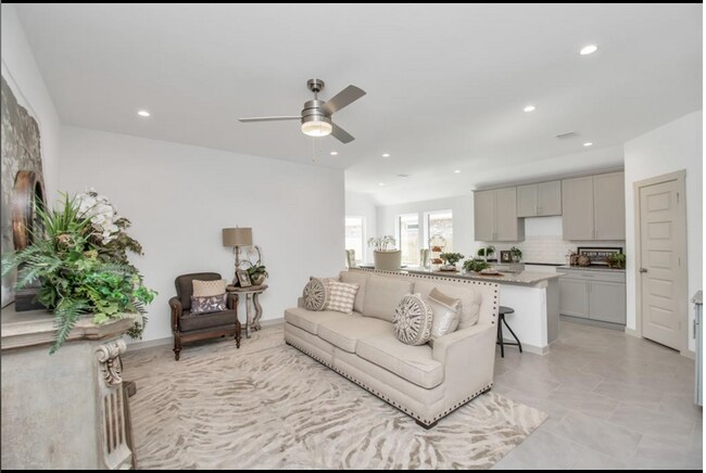 sala de estar preparada - 1211 Via del Corso Ln