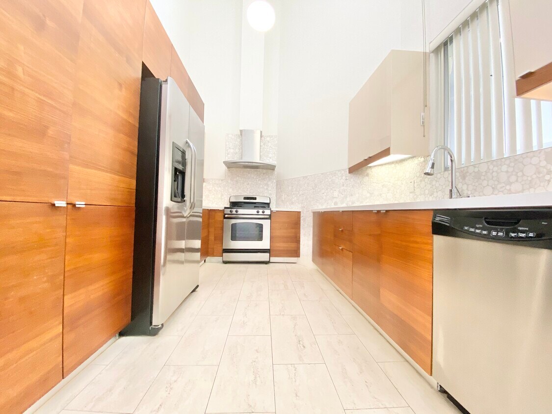 Primary Photo - 220 E Broadway, Glendale, CA 91205