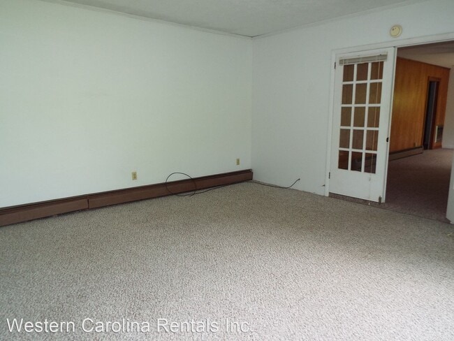 Building Photo - 4 br, 2 bath House - 960 East Main St.