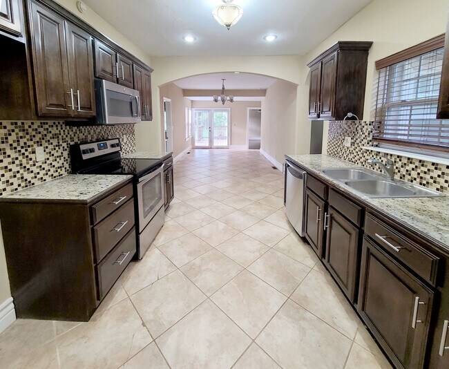 Building Photo - Large Military Park Home