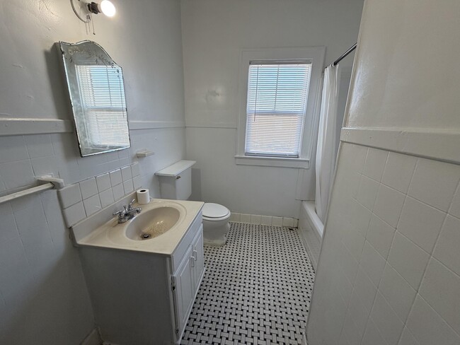 Building Photo - 308.5 Walnut-