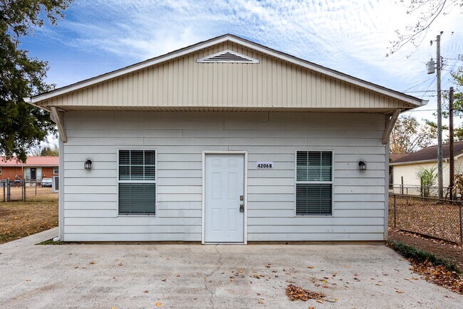 Foto del edificio - 4206 Holmes Ave NW