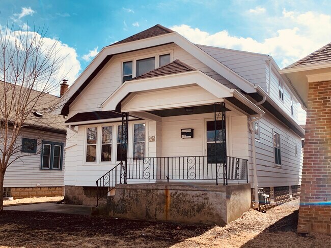 Building Photo - 5021 W Greenfield Ave