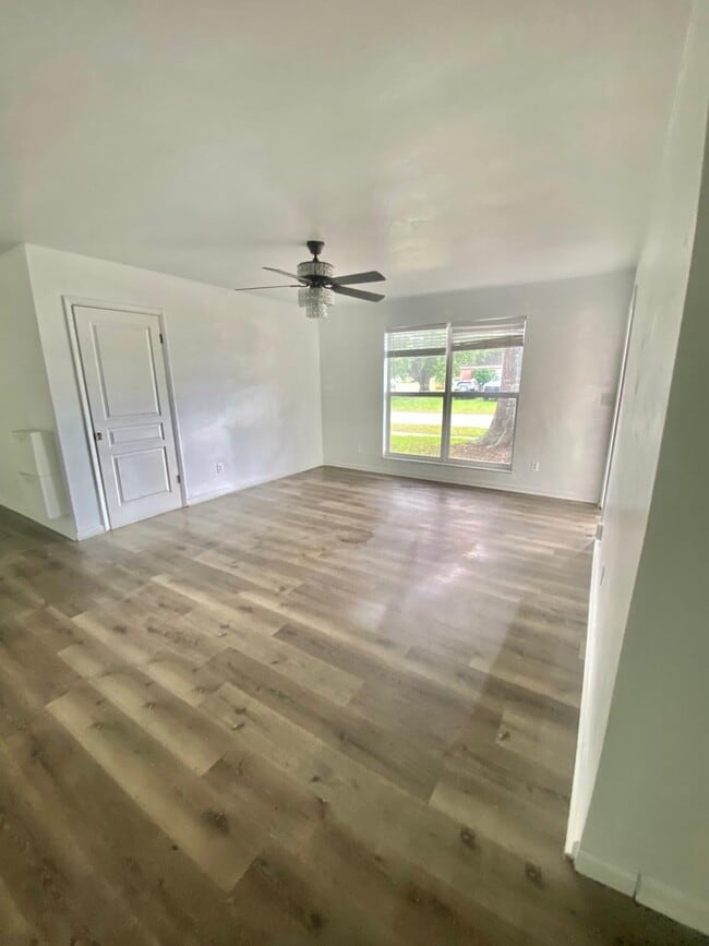 Building Photo - 2076 7th Ave SW