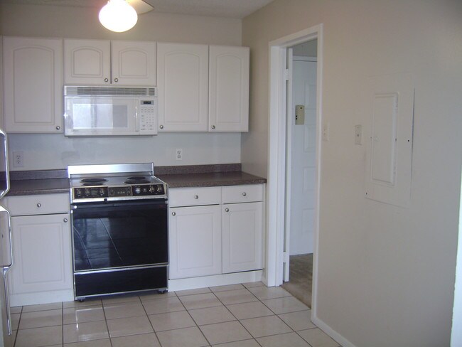 Eat-in Kitchen - 6800 Fleetwood Rd