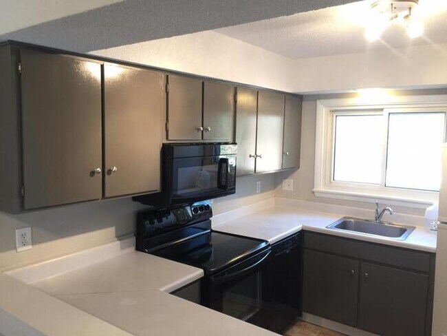 Building Photo - 7004 Longstreet Dr