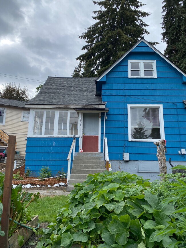 Building Photo - 701 S Summit Ave