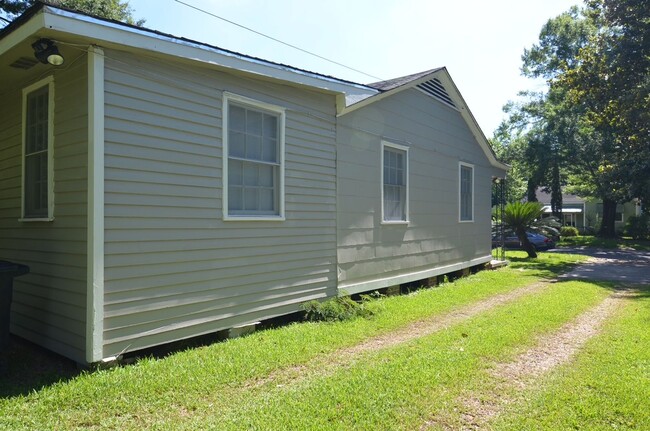 Building Photo - 4 Bedroom/2 Bath Home