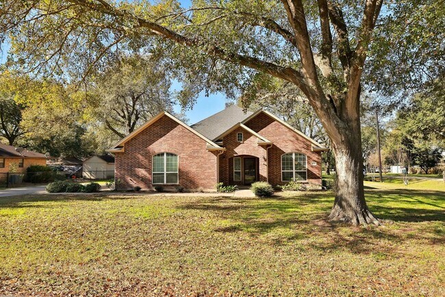 Building Photo - 2215 Penick Rd