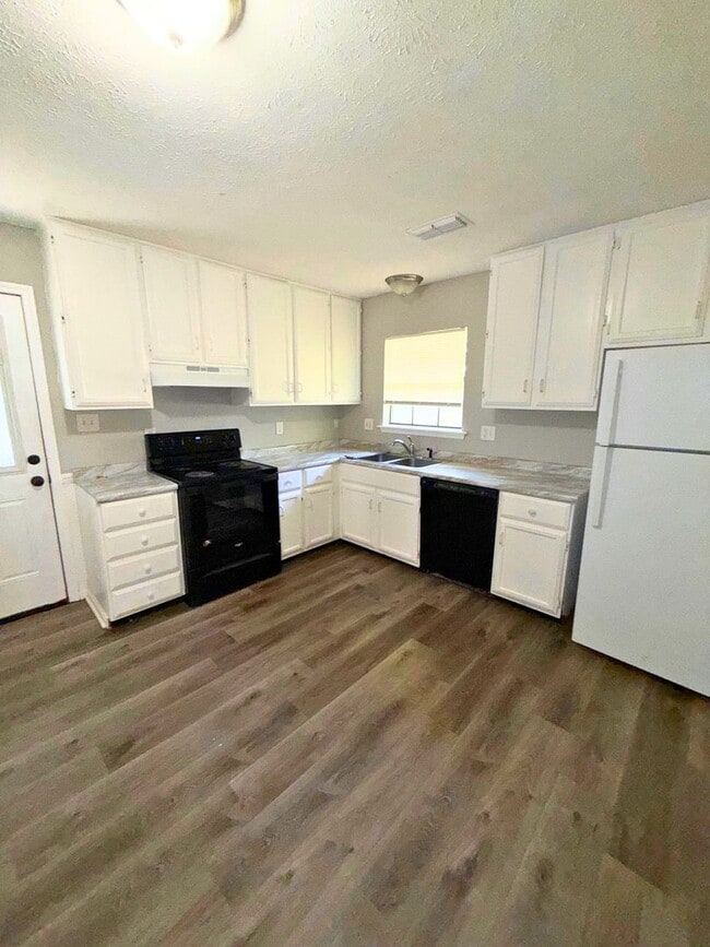 Building Photo - AVAILABLE NOW!!!