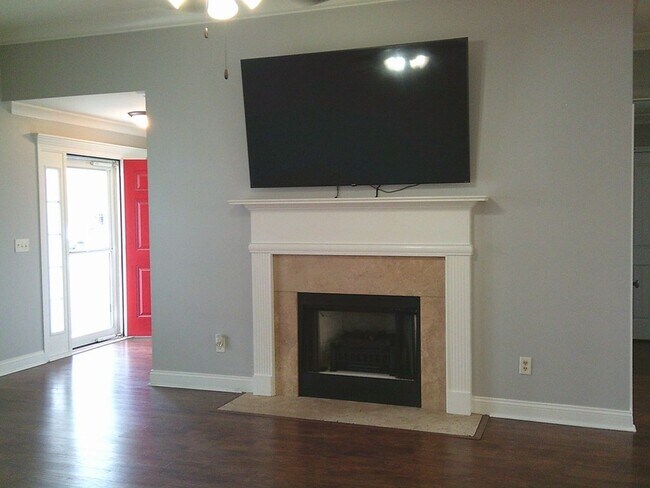 Foto del edificio - Spacious 3BR Home with Screened Porch, Fenced Backyard & Wired Shop in North Valdosta